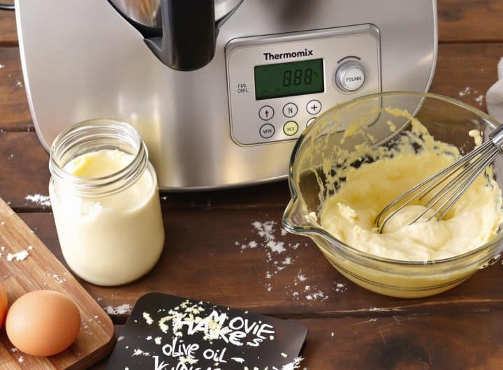 découvrez comment préparer une délicieuse mayonnaise maison avec votre thermomix. explorez nos recettes faciles et nos astuces pratiques pour varier les plaisirs et impressionner vos invités avec des sauces onctueuses et savoureuses.