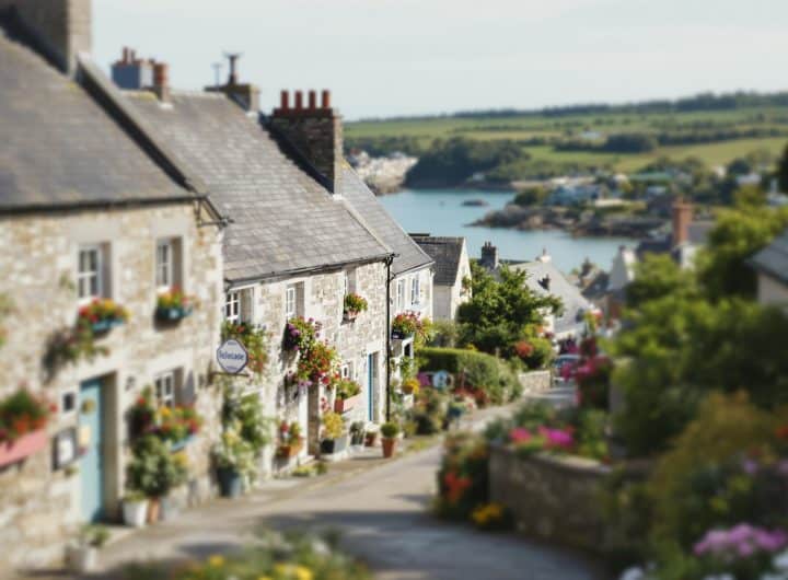 découvrez la ville de cœur d'héloïse martin en bretagne, où le charme irrésistible des paysages et de l'architecture plonge les visiteurs dans une atmosphère unique et envoûtante.