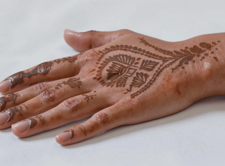 découvrez la méthode d'application de la henné sur main et les résultats observés pour une coloration naturelle et durable.