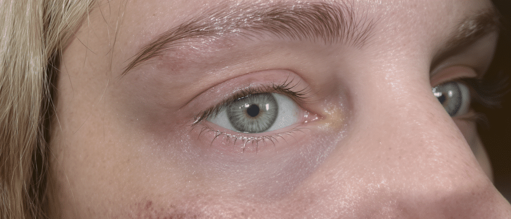 Snake eyes piercing : formes, placement et pr&eacute;cautions &agrave; conna&icirc;tre