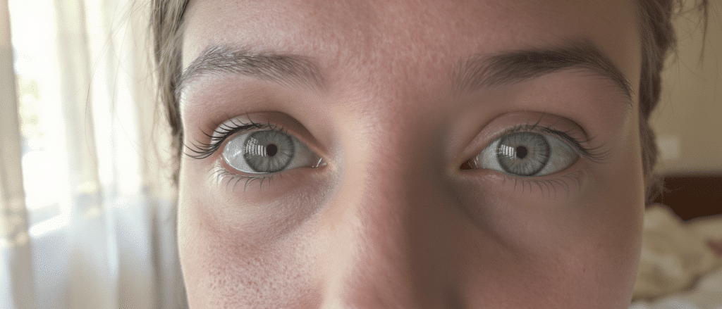 Minutes pour un regard frais : le soin express qui efface la fatigue au r&eacute;veil