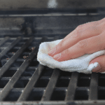 Adieu viande coll&eacute;e au barbecue : d&eacute;couvrez l&rsquo;astuce simple &agrave; frotter sur la grille pour un grill parfait