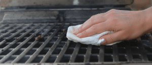 Adieu viande coll&eacute;e au barbecue : d&eacute;couvrez l&rsquo;astuce simple &agrave; frotter sur la grille pour un grill parfait