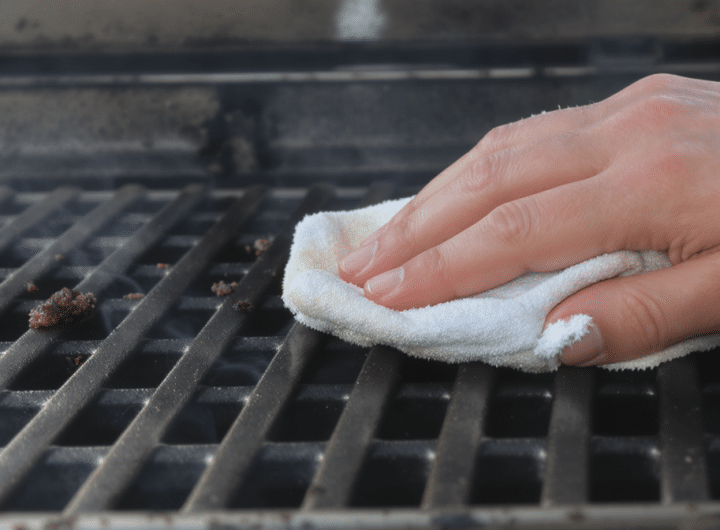 Adieu viande coll&eacute;e au barbecue : d&eacute;couvrez l&rsquo;astuce simple &agrave; frotter sur la grille pour un grill parfait