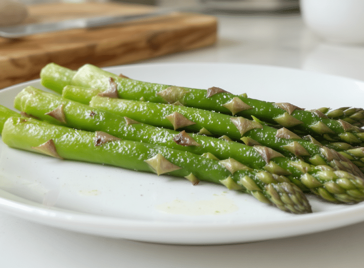 découvrez la méthode simple et efficace pour cuisiner des asperges parfaites, à la fois tendres et croquantes, et régalez-vous avec une texture idéale à chaque bouchée.