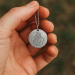 Bijoux personnalis&eacute;s : comment choisir une pi&egrave;ce qui raconte vraiment une histoire