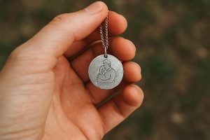 Bijoux personnalis&eacute;s : comment choisir une pi&egrave;ce qui raconte vraiment une histoire