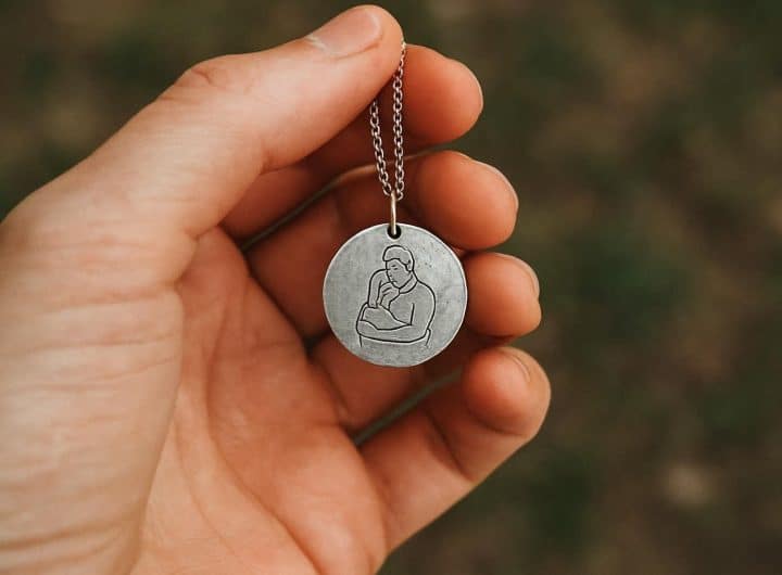 Découvrez comment choisir des bijoux personnalisés uniques qui racontent une histoire authentique et reflètent votre personnalité à travers chaque pièce.