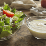 Cette sauce savoureuse &agrave; moiti&eacute; moins calorique que la mayonnaise r&eacute;volutionne vos salades compos&eacute;es