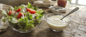 Cette sauce savoureuse &agrave; moiti&eacute; moins calorique que la mayonnaise r&eacute;volutionne vos salades compos&eacute;es