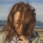 La perte de cheveux li&eacute;e &agrave; la m&eacute;nopause peut-elle affecter la texture des cheveux avant la densit&eacute; capillaire ?