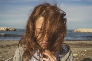 La perte de cheveux li&eacute;e &agrave; la m&eacute;nopause peut-elle affecter la texture des cheveux avant la densit&eacute; capillaire ?
