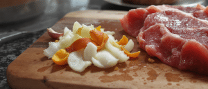 Ce que tout le monde jette, mais qui r&eacute;v&egrave;le le secret pour attendrir parfaitement la viande