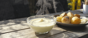 En seulement 2 minutes, r&eacute;alisez cette sauce onctueuse qui sublimera vos pommes de terre au barbecue