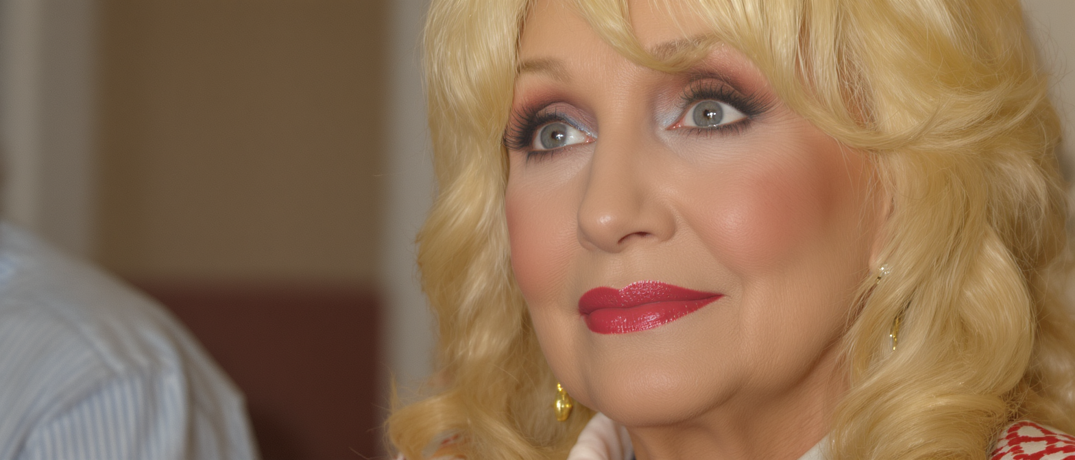 D&eacute;c&egrave;s de Dolly Parton : r&eacute;v&eacute;lations sur les circonstances, son &eacute;poux, l’inspiration derri&egrave;re ‘Jolene’, ses liens avec Miley Cyrus et son combat contre l’endom&eacute;triose