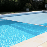 Les experts r&eacute;v&egrave;lent la m&eacute;thode la plus efficace pour r&eacute;duire l’&eacute;vaporation de l’eau des piscines par forte chaleur