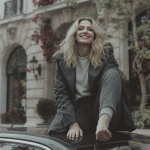 C&eacute;line Dion en pleine euphorie, pieds nus sur le capot de sa voiture : une sc&egrave;ne inoubliable devant son h&ocirc;tel parisien (vid&eacute;o
