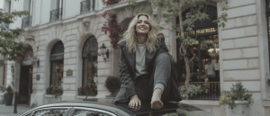 C&eacute;line Dion en pleine euphorie, pieds nus sur le capot de sa voiture : une sc&egrave;ne inoubliable devant son h&ocirc;tel parisien (vid&eacute;o