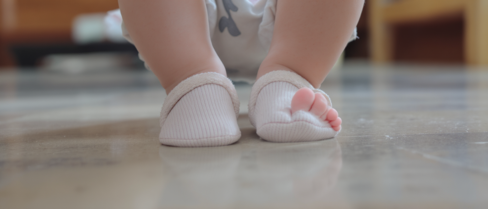 Premi&egrave;res chaussures de b&eacute;b&eacute; : confort, souplesse et conseils pour prot&eacute;ger ses petits pieds
