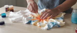 Tie and dye maison : les &eacute;tapes cl&eacute;s pour une coloration r&eacute;ussie